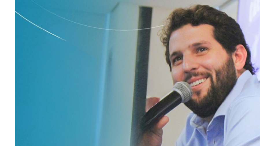 Reconhecido como jovem líder inspirador, Aguinaldo emociona ao homenagear família na abertura do Terra Prometida